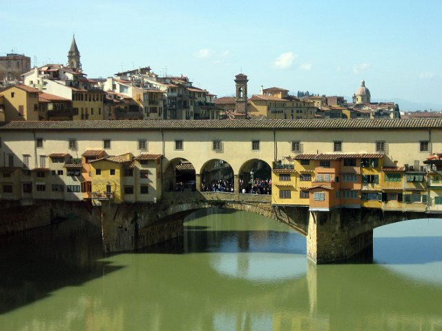 Ponte Vecchio-16.JPG - In 1565, a piece of the Vasari corridor connecting Palazzo Vecchio, the Uffizi and Pitti Palace was added to Ponte Vecchio.